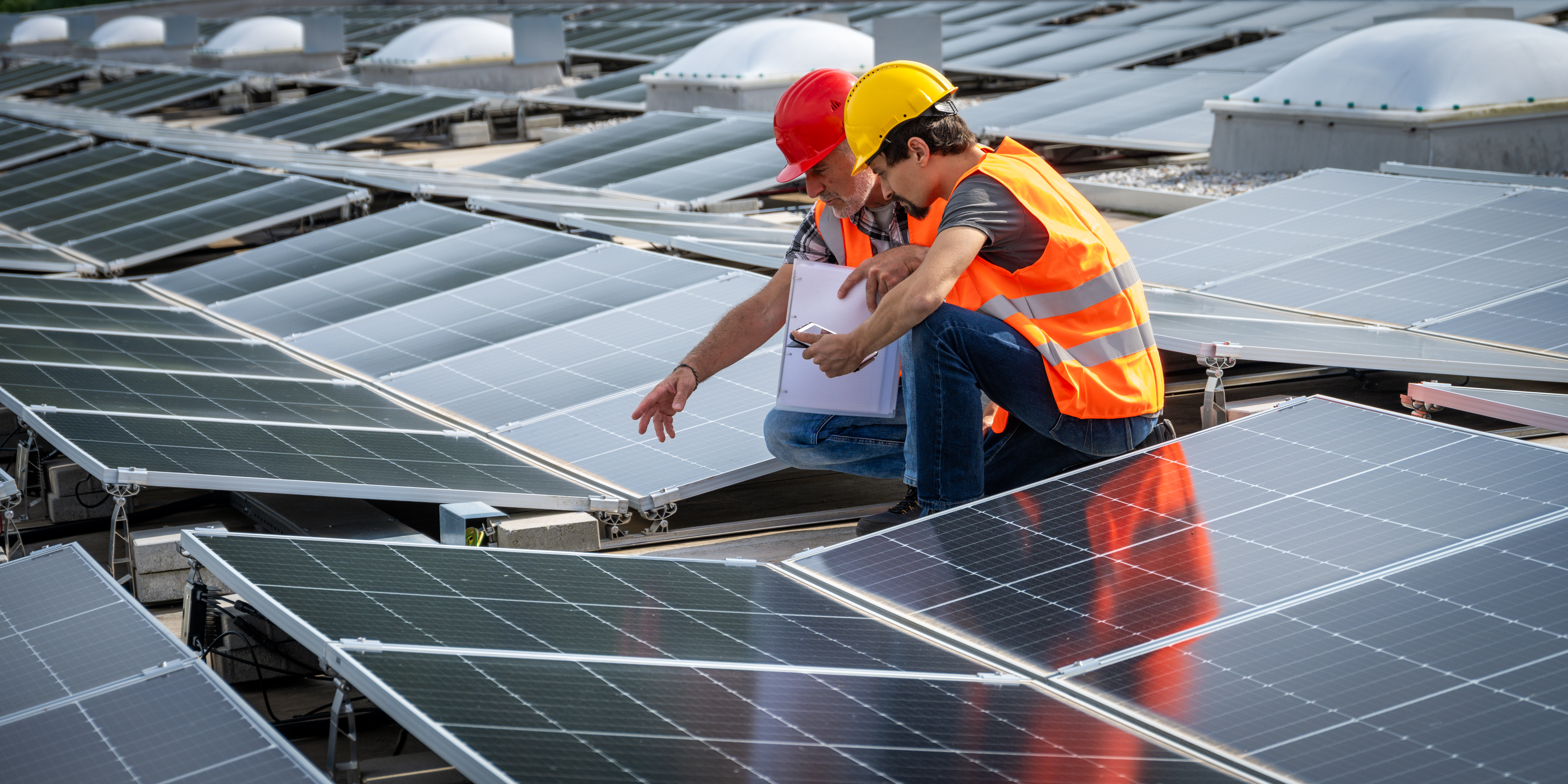 Arbeiter kontrollieren eine Solarzelle