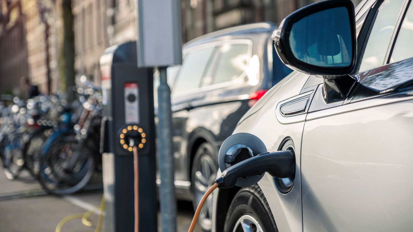 Elektroauto wird aufgeladen an einer Station