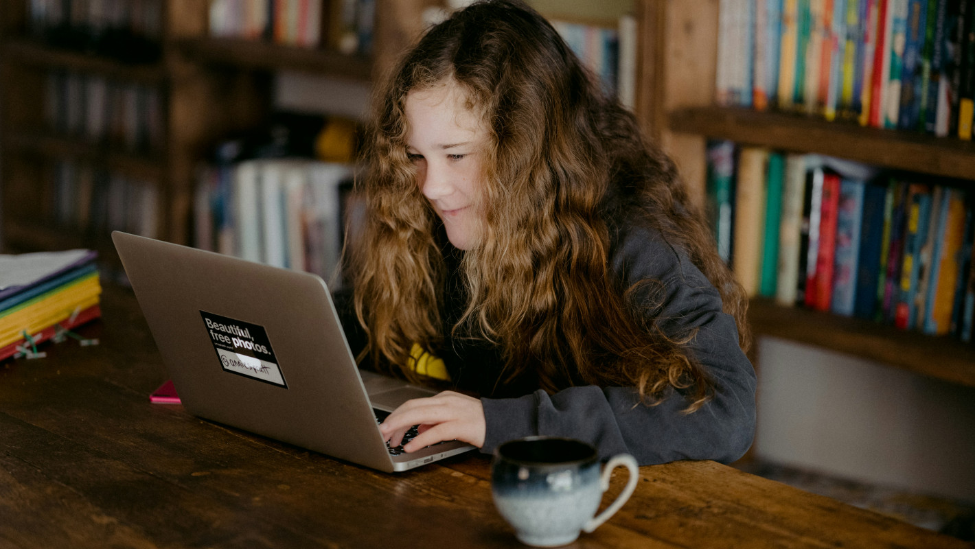 Frau vor dem Laptop in der Bibliothek