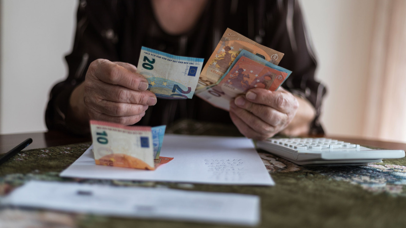 Frau zählt ihr Bargeld