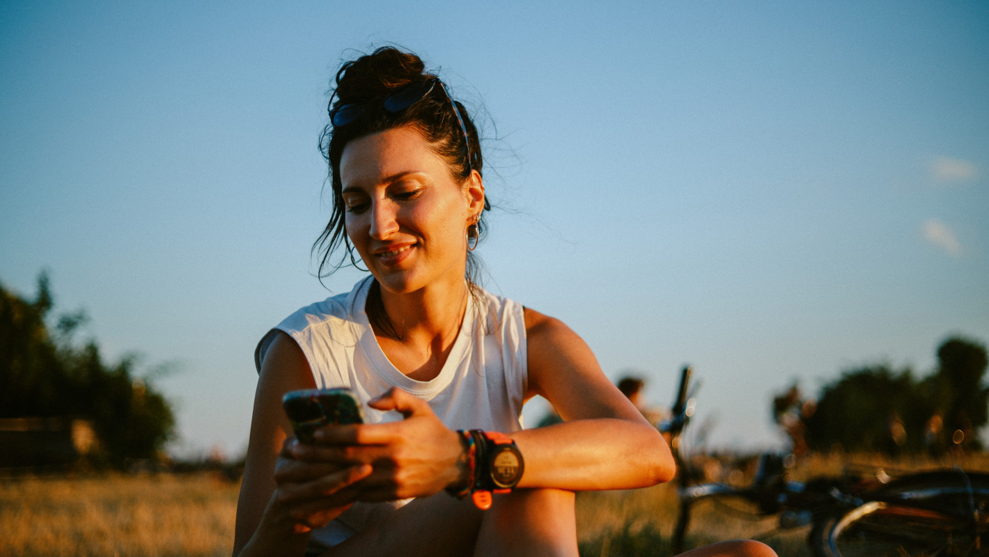 Frau prüft ihr Smartphone