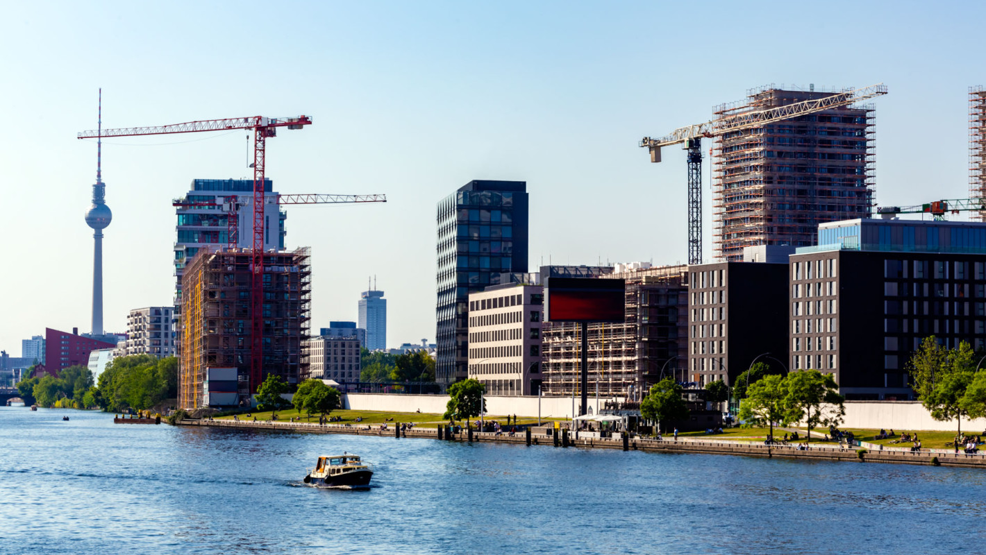 Baustellen mit Kran in Berlin am Flussufer