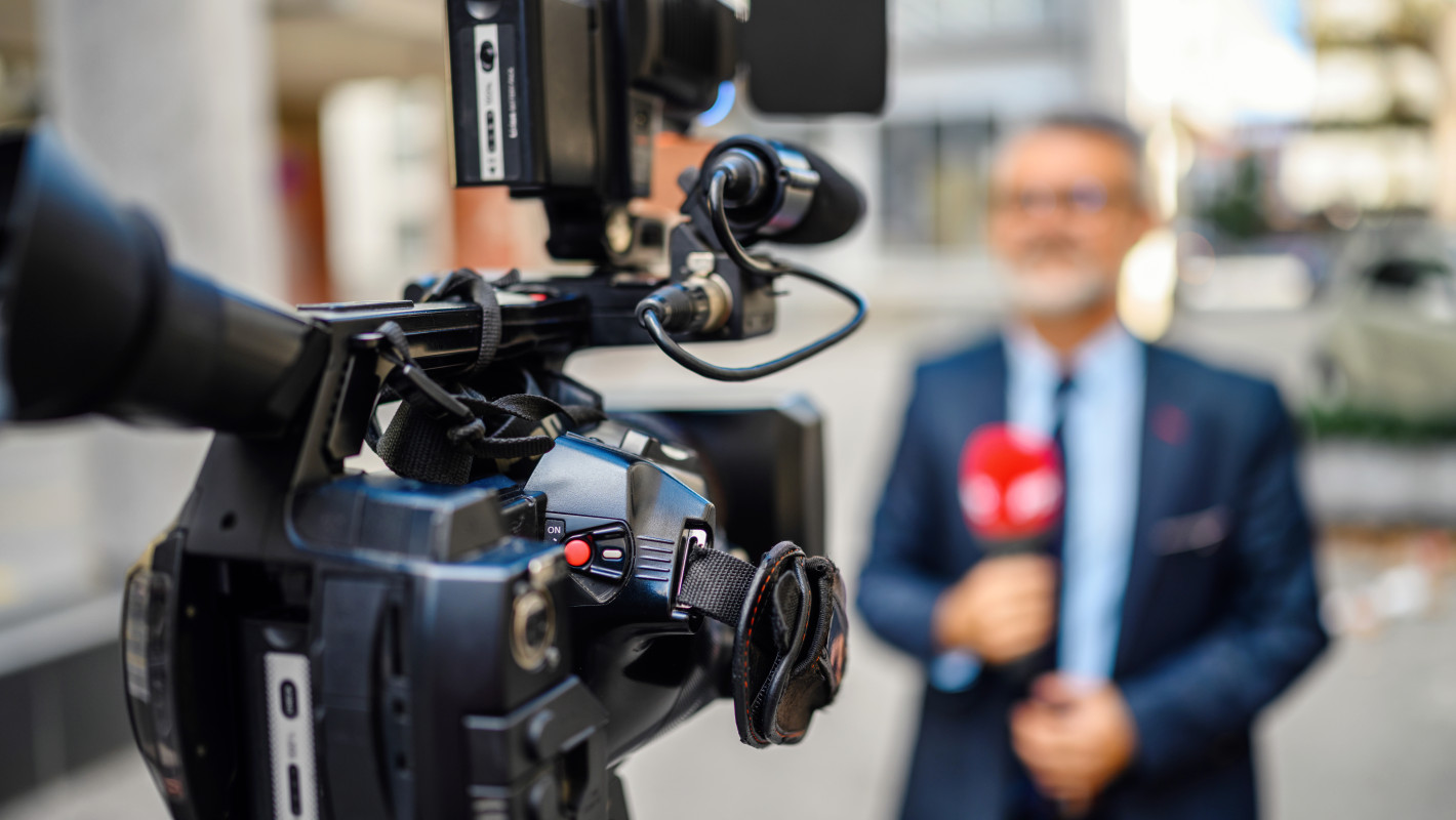 Fernsehreporter auf dem eine Kamera gerichtet ist