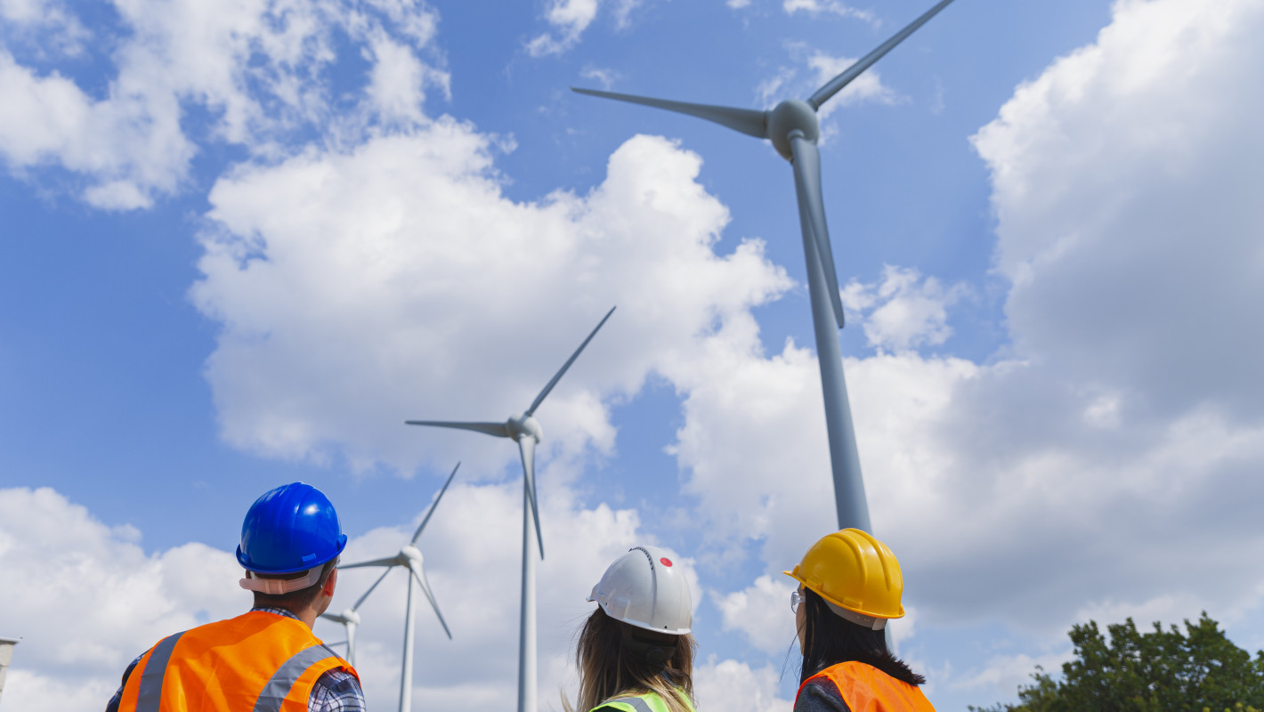 Arbeiter betrachten Windräder