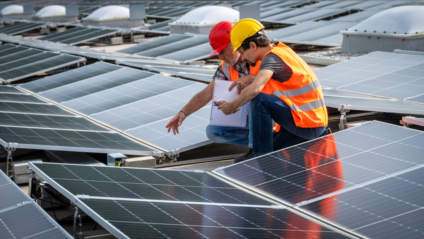 Arbeiter kontrollieren eine Solarzelle