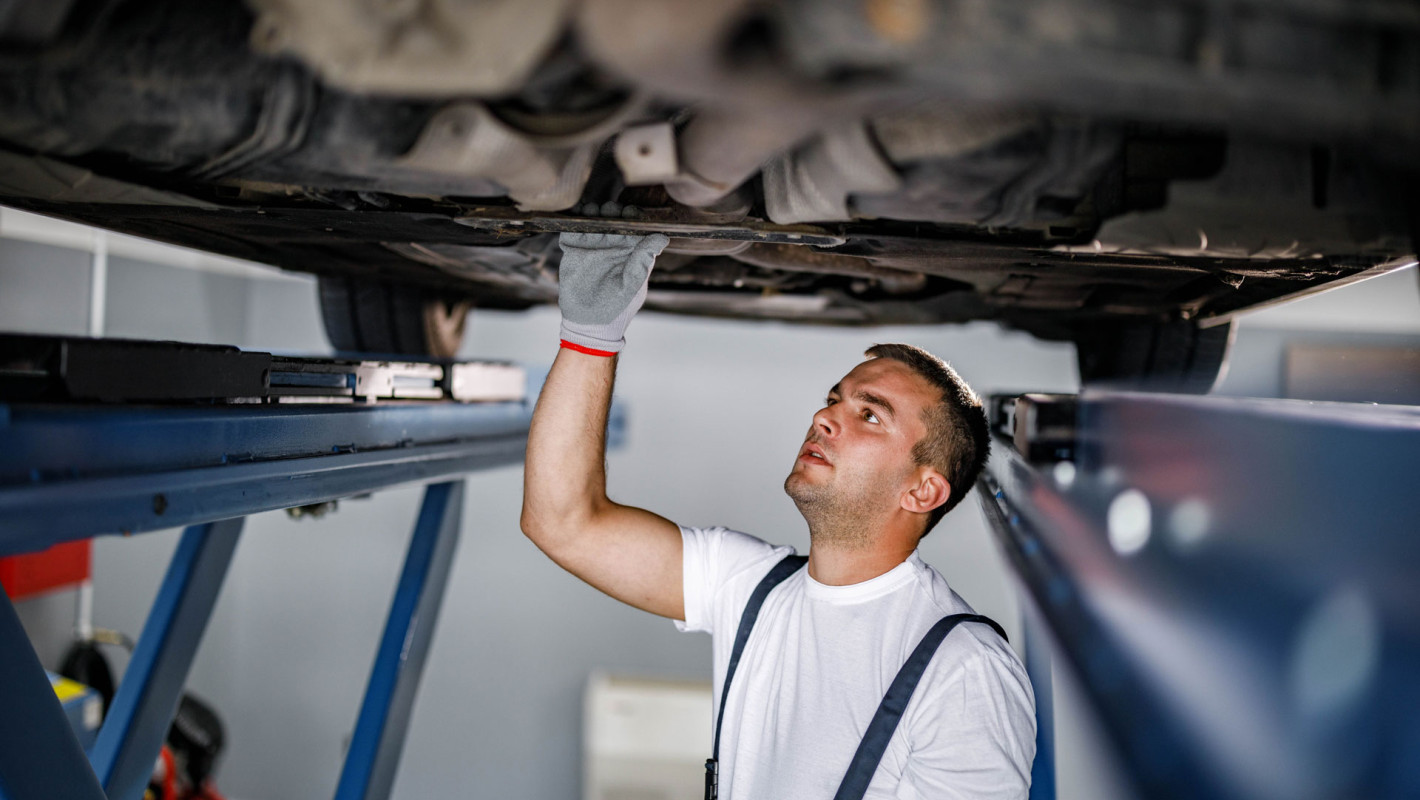 Mechaniker bei der Arbeit in einer Autowerkstatt