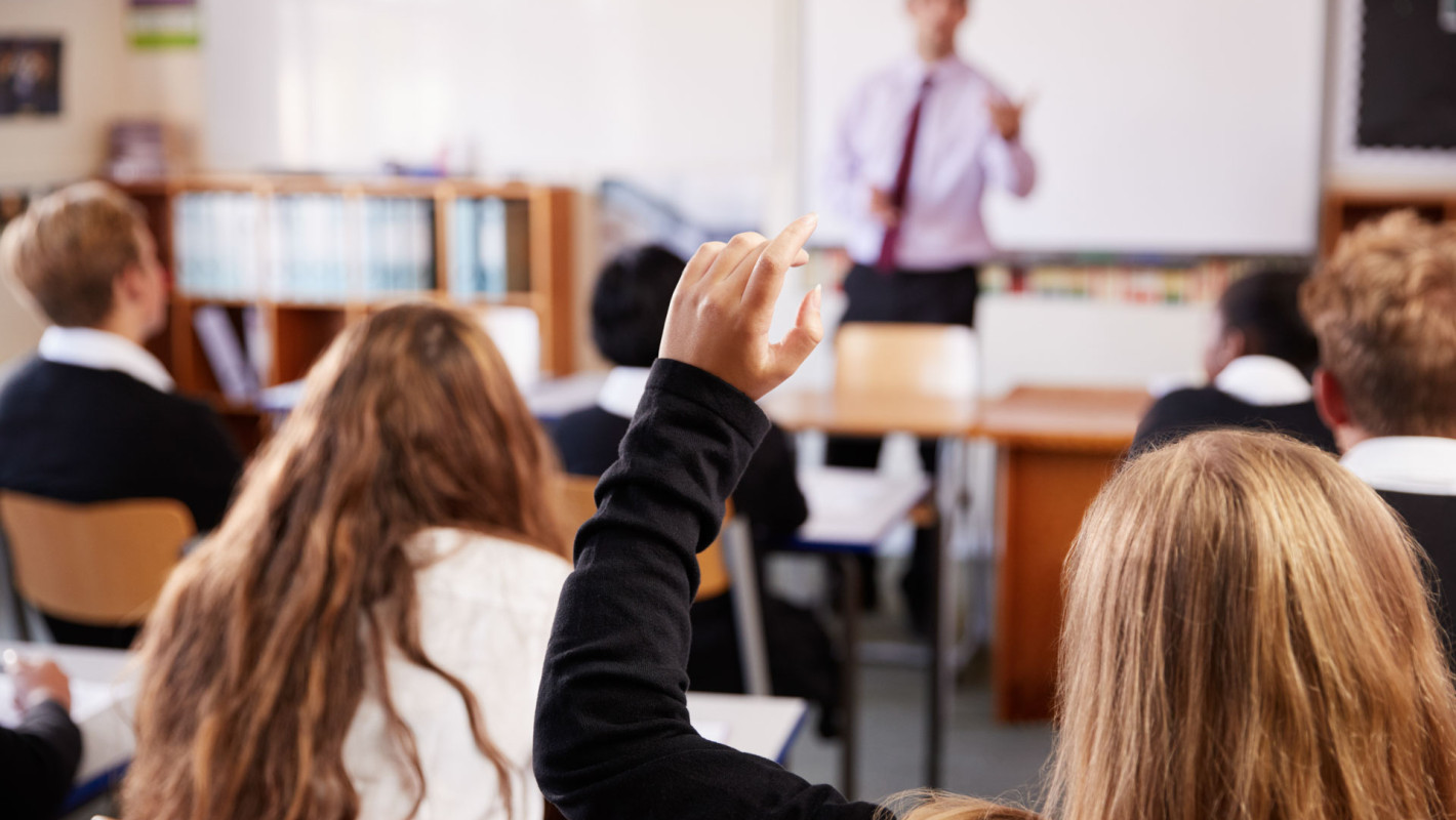 Schülerin stellt Frage im Klassenraum