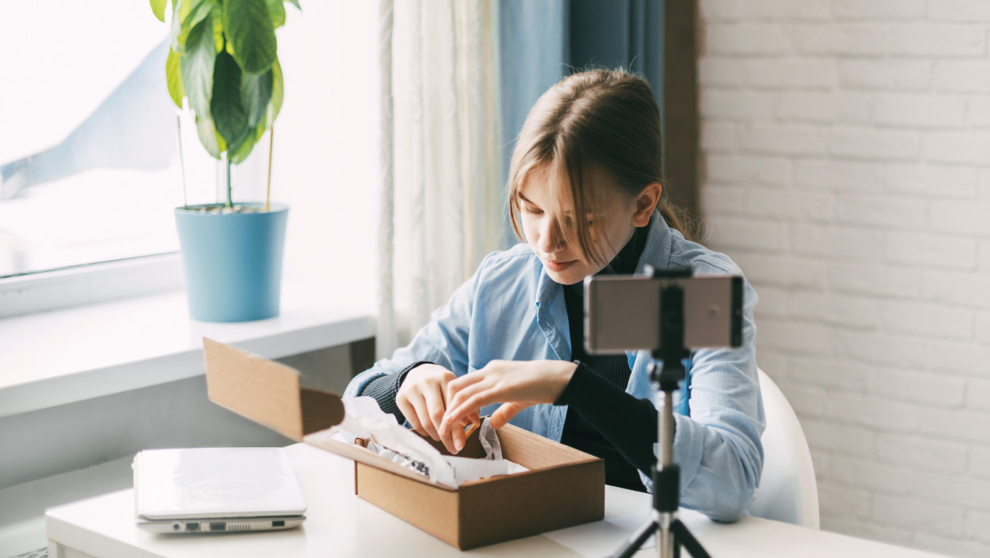 Teenager-Blogger nimmt ein Video auf beim auspacken