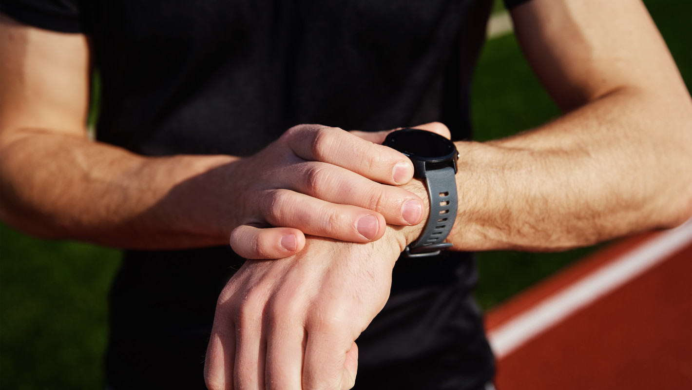 Sportler benutzt seine Smartwatch