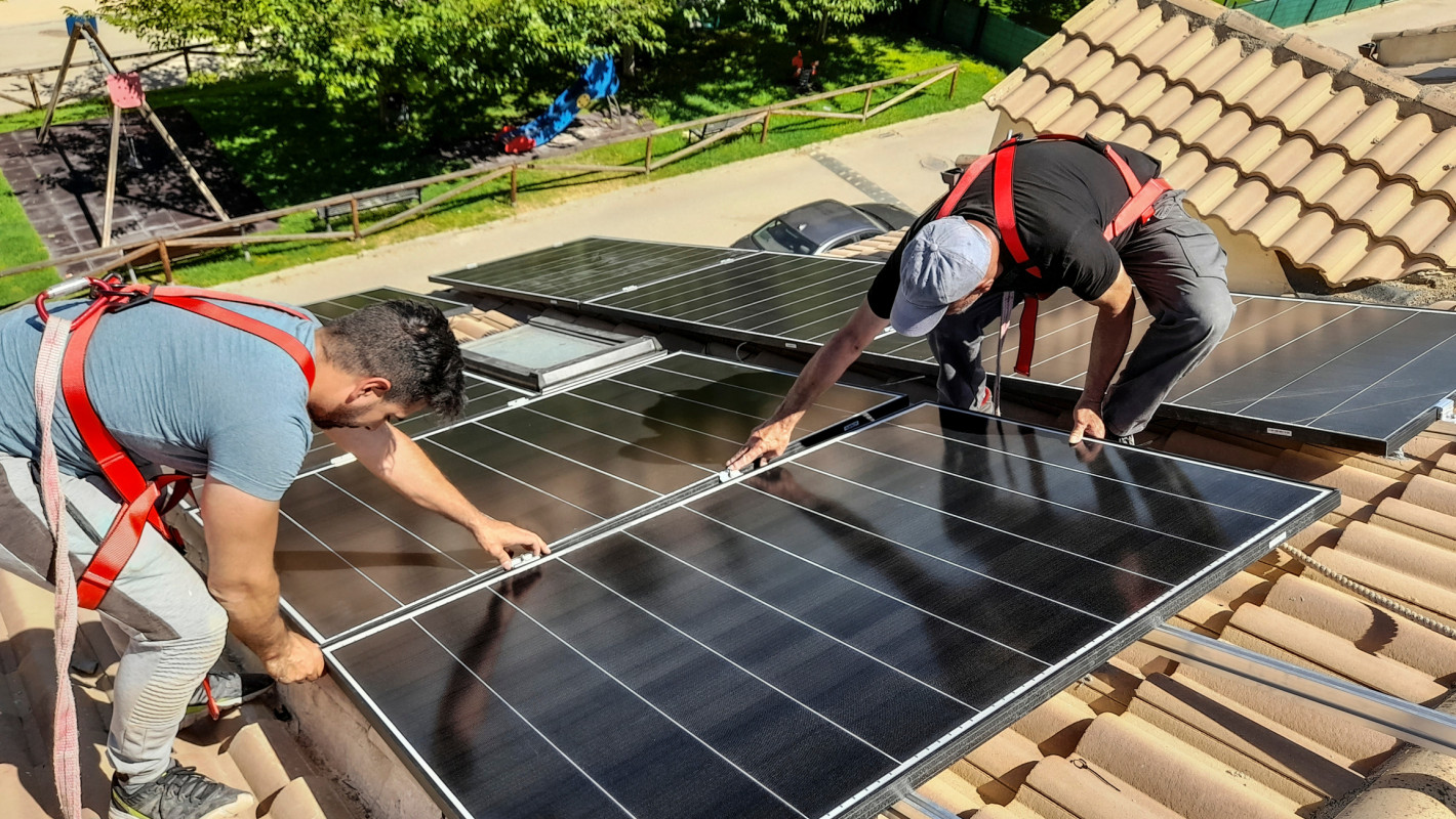 2 Arbeiter platzieren eine Solarzelle