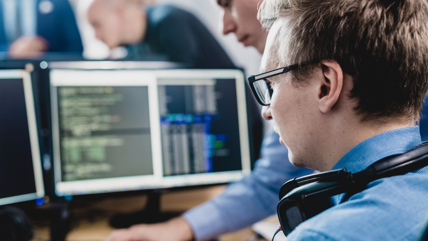 Software-Entwickler arbeiten am Computer
