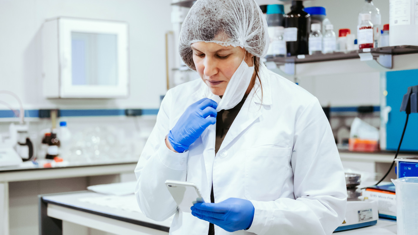 Chemikerin benutzt ihr Smartphone