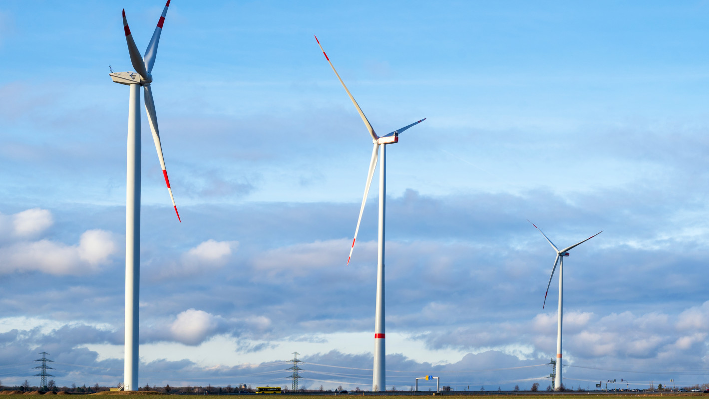 Panorama mit Windrädern auf einem Feld
