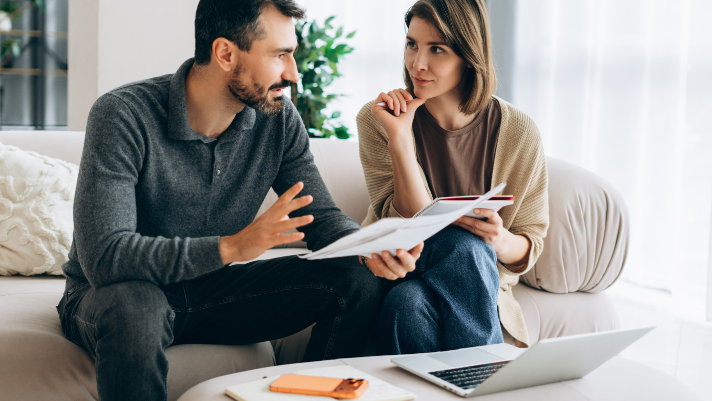 Paar im Gespräch vor dem Laptop