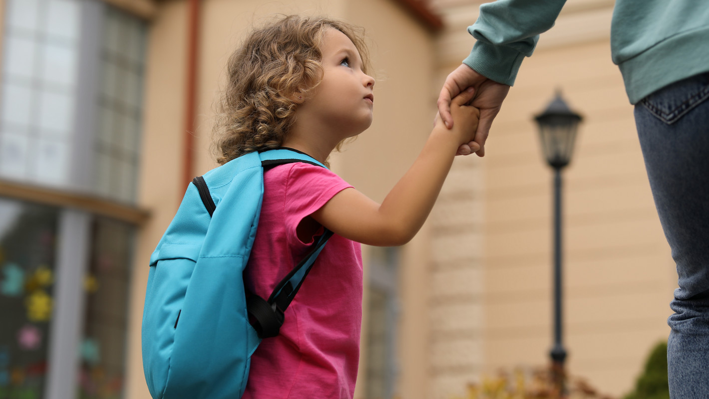 Mutter mit ihrer Tochter auf dem Weg zum Kindergarten