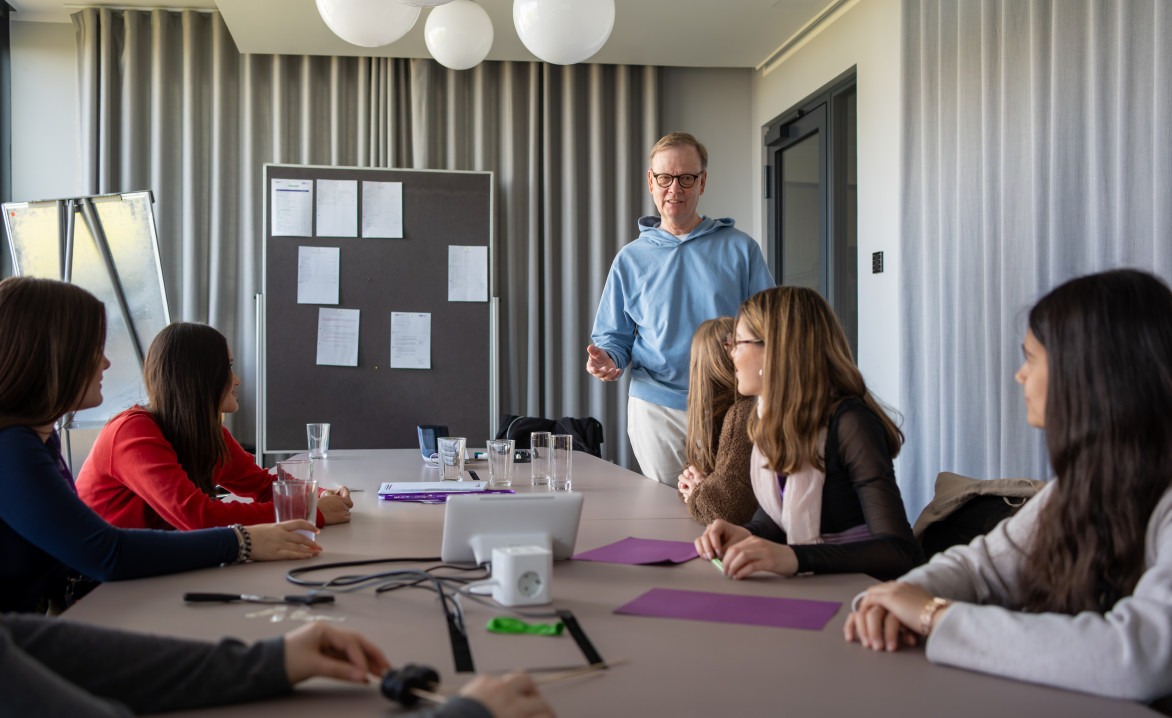 Heiner mit Schülerinnen