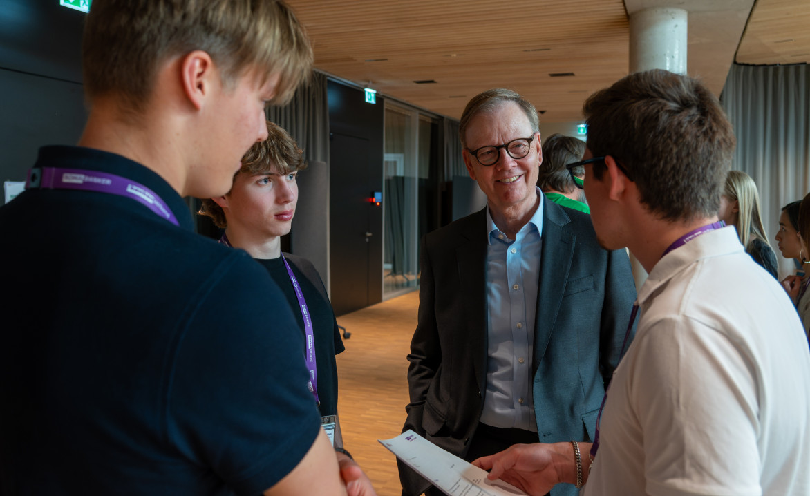 Heiner Herkenhoff mit Schülern