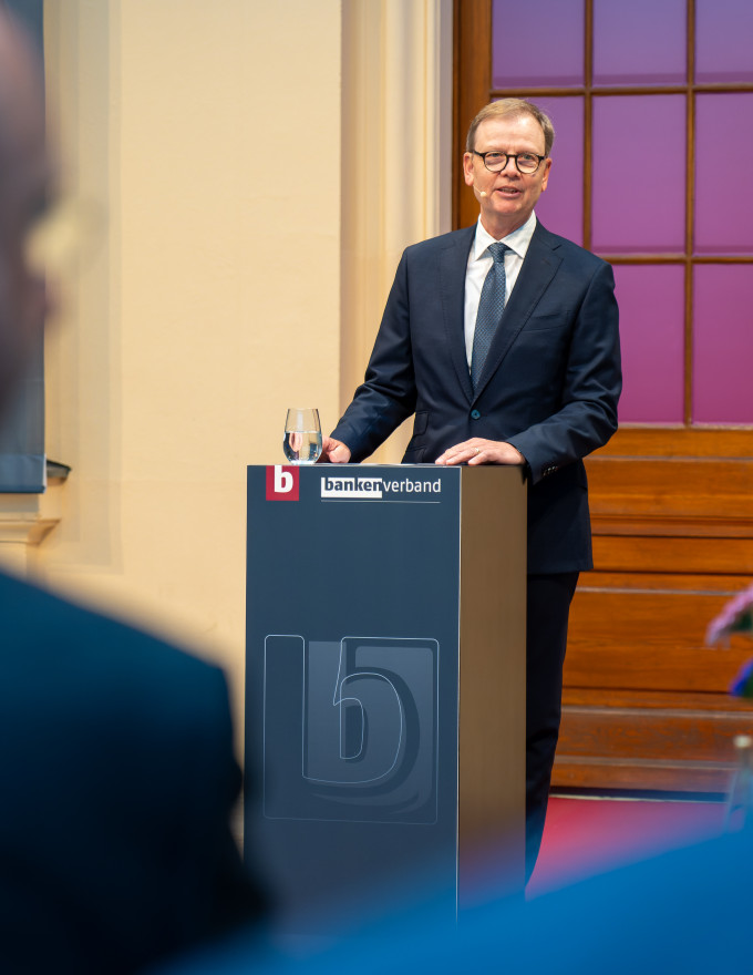 Hauptgeschäftsführer Heiner Herkenhoff begrüßt die Gäste