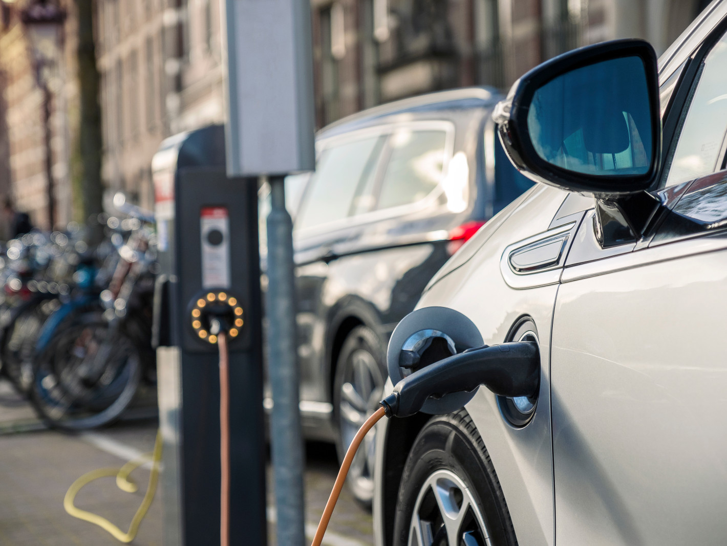 Elektroauto wird aufgeladen an einer Station