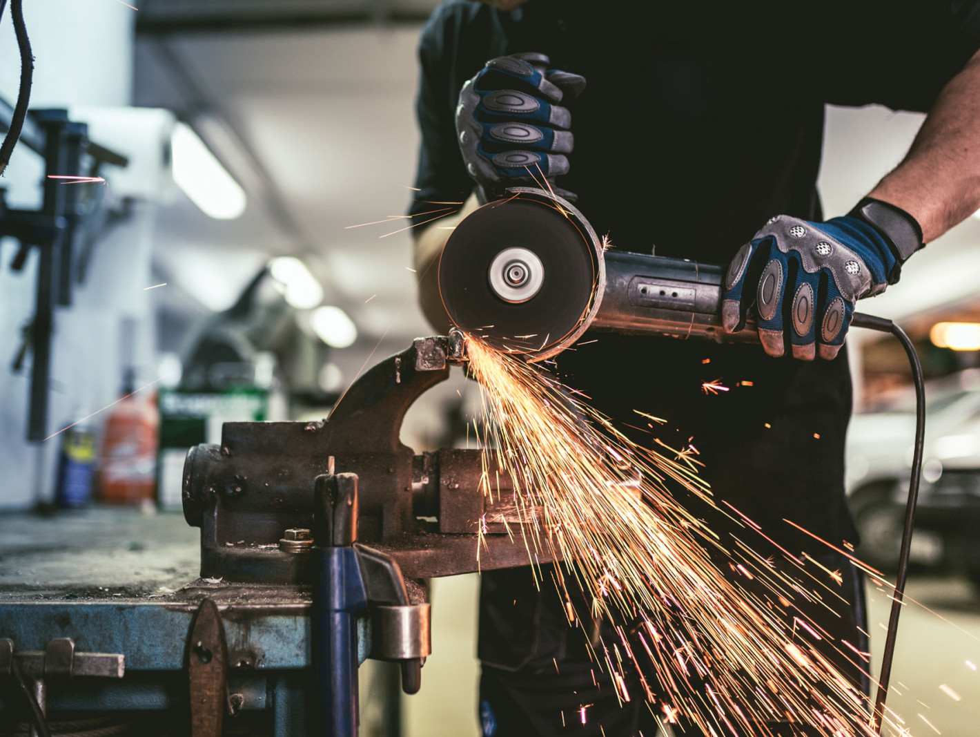 Schwerindustriearbeiter beim Schneiden von Stahl