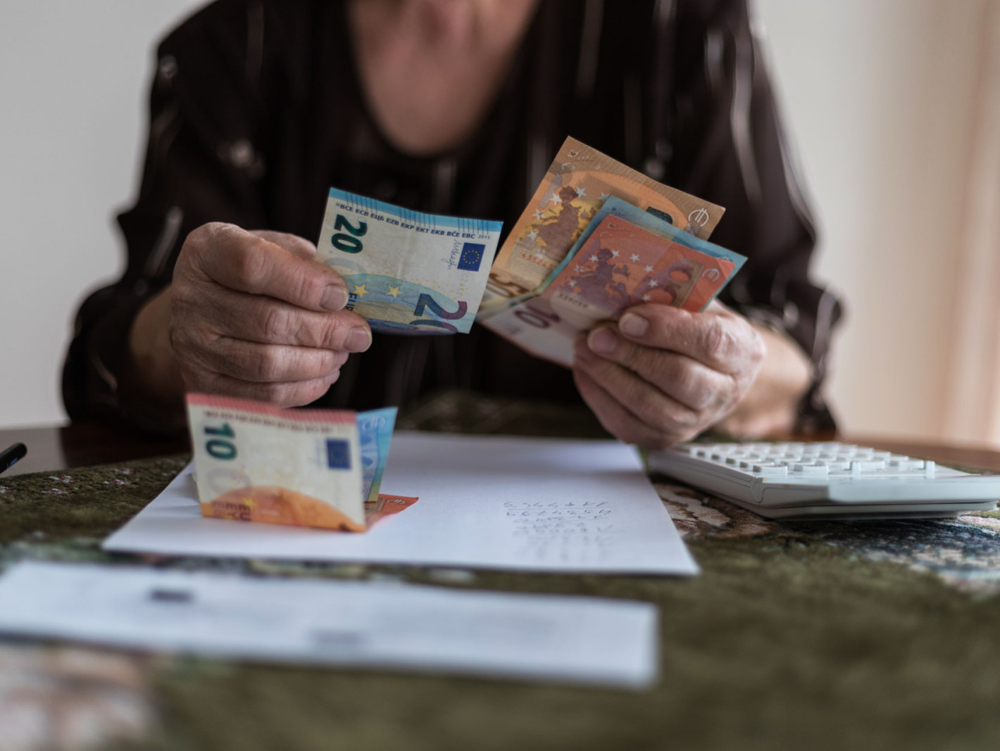 Frau zählt ihr Bargeld
