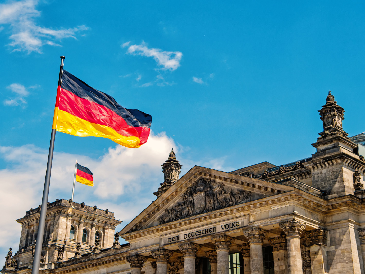 Deutsche Flaggen vor dem Reichstag