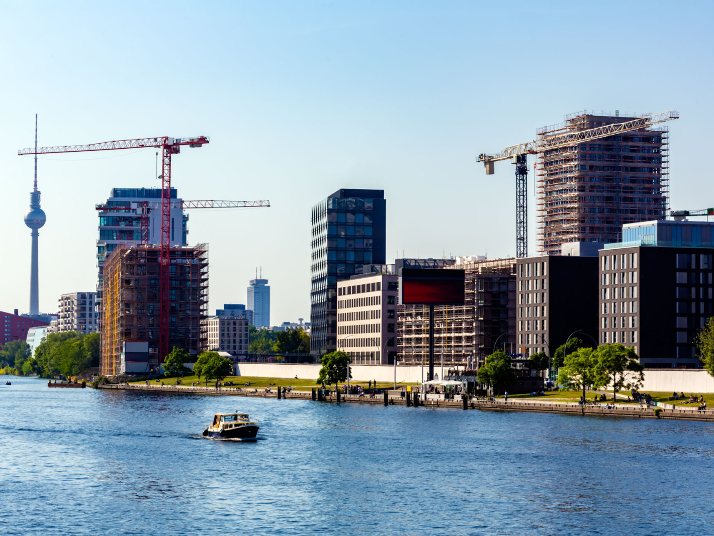 Baustellen mit Kran in Berlin am Flussufer