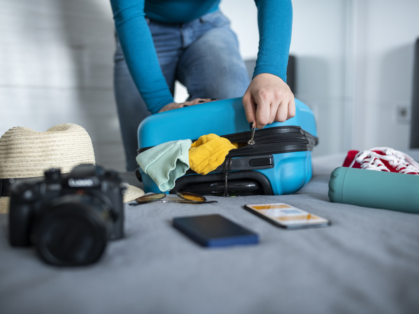 Frau packt ihren Koffer für den Urlaub