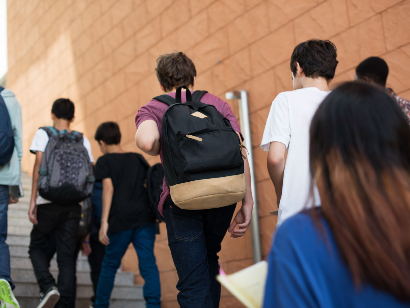 Gruppe von Schülern die zur Schule laufen