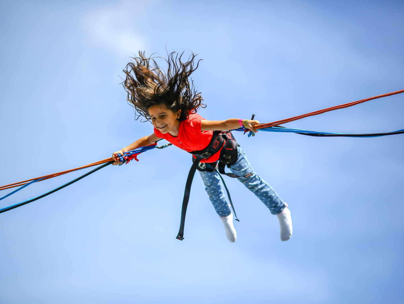 Junges Mädchen beim Bungee Springen