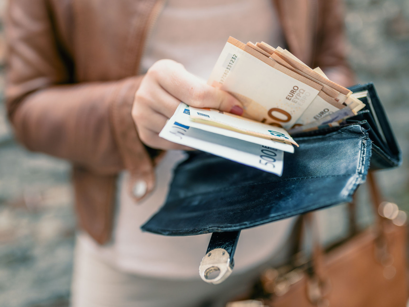 Frau mit Bargeld