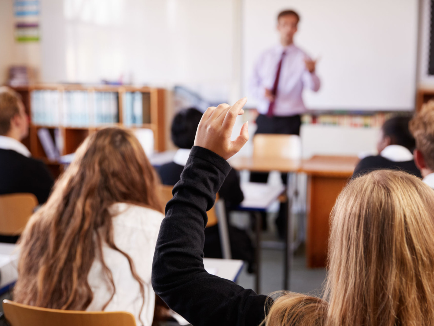 Schülerin stellt Frage im Klassenraum
