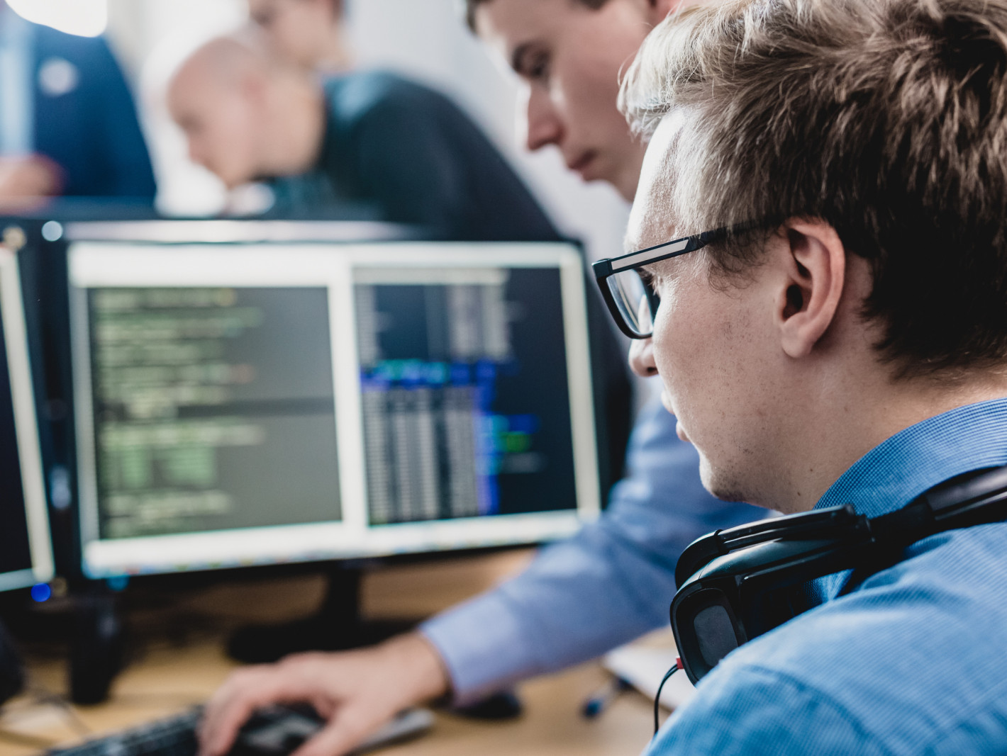 Software-Entwickler arbeiten am Computer