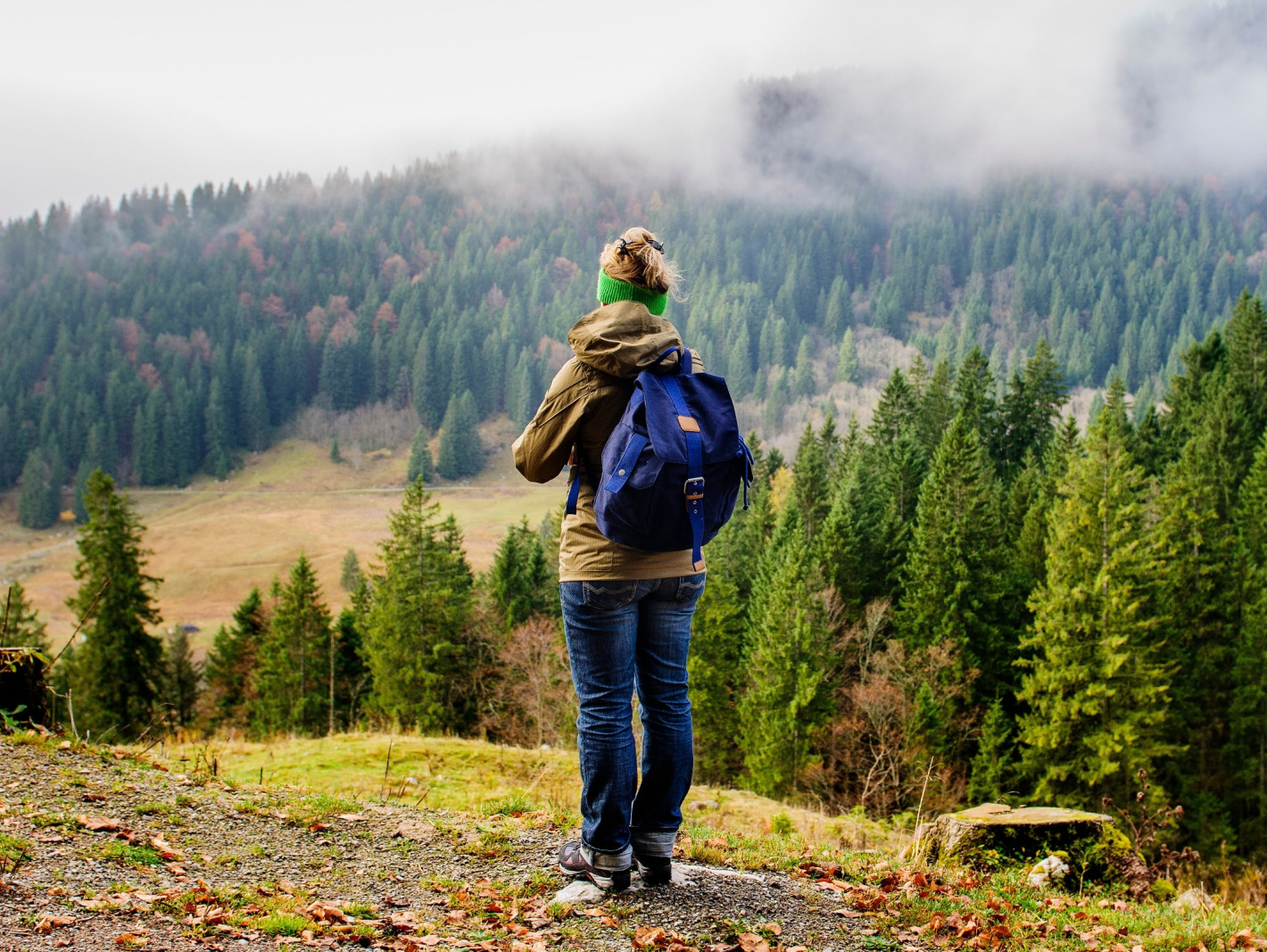 Junge Frau beim Wandern