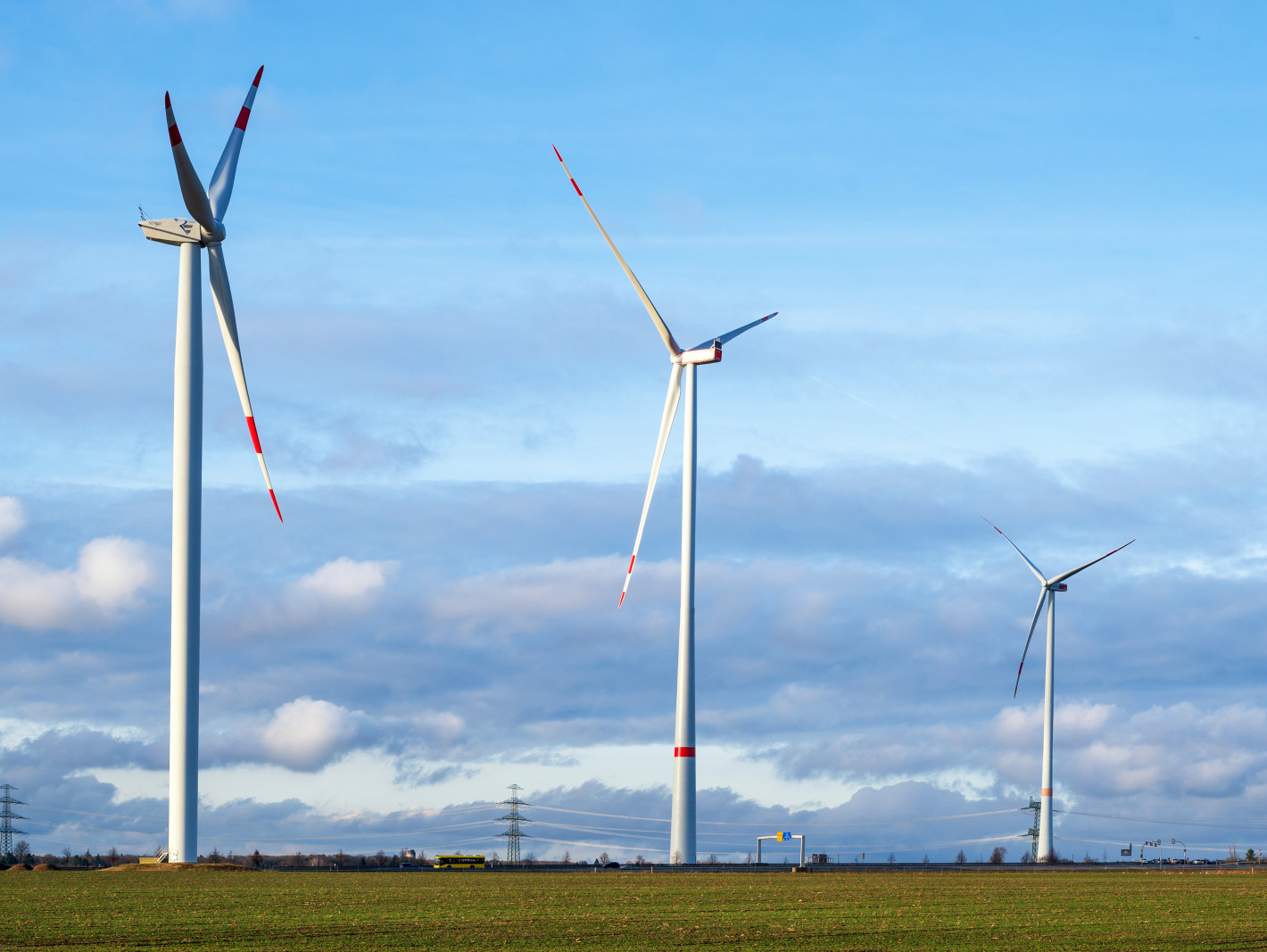 Panorama mit Windrädern auf einem Feld