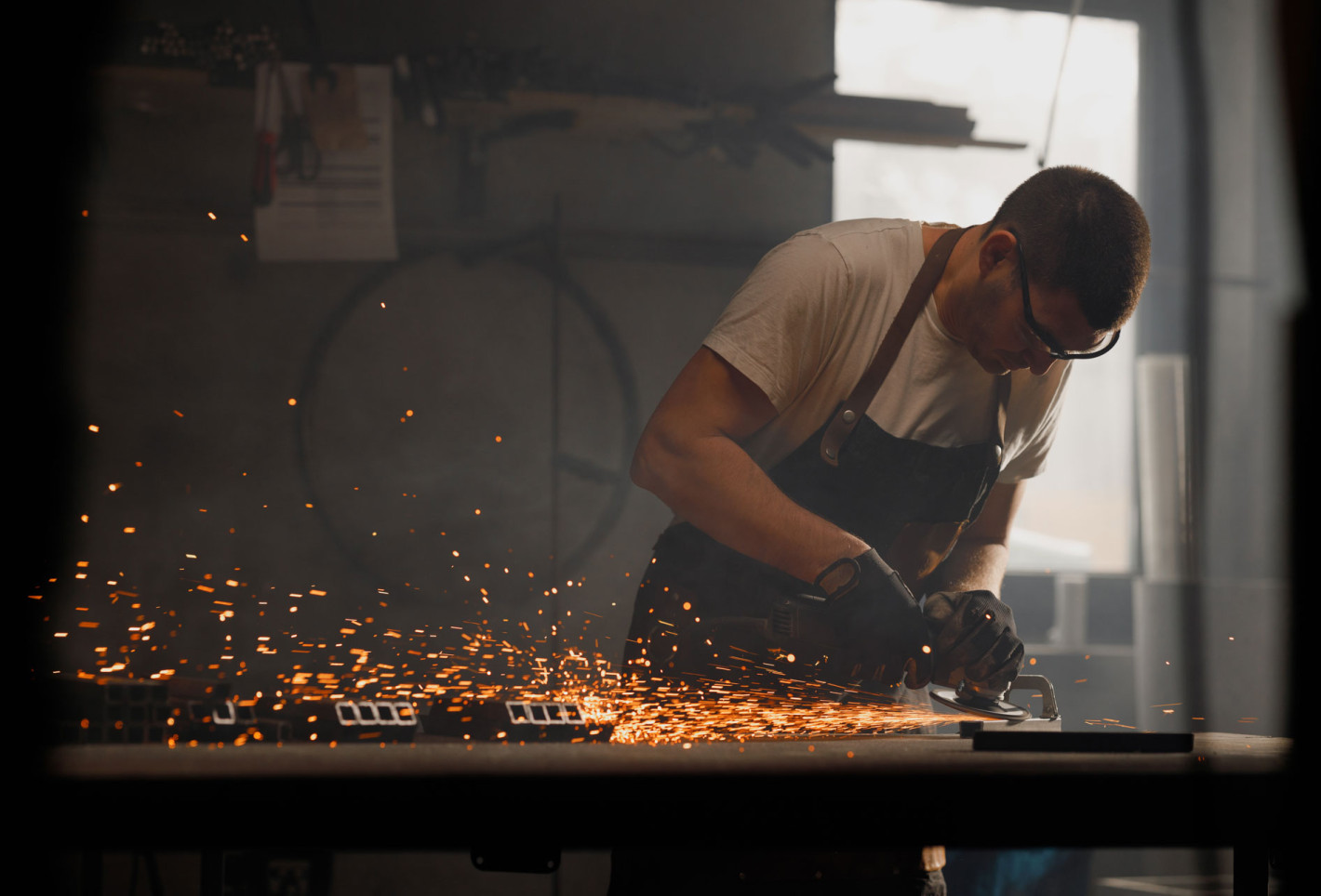 Schlosser schleift ein Metallstück