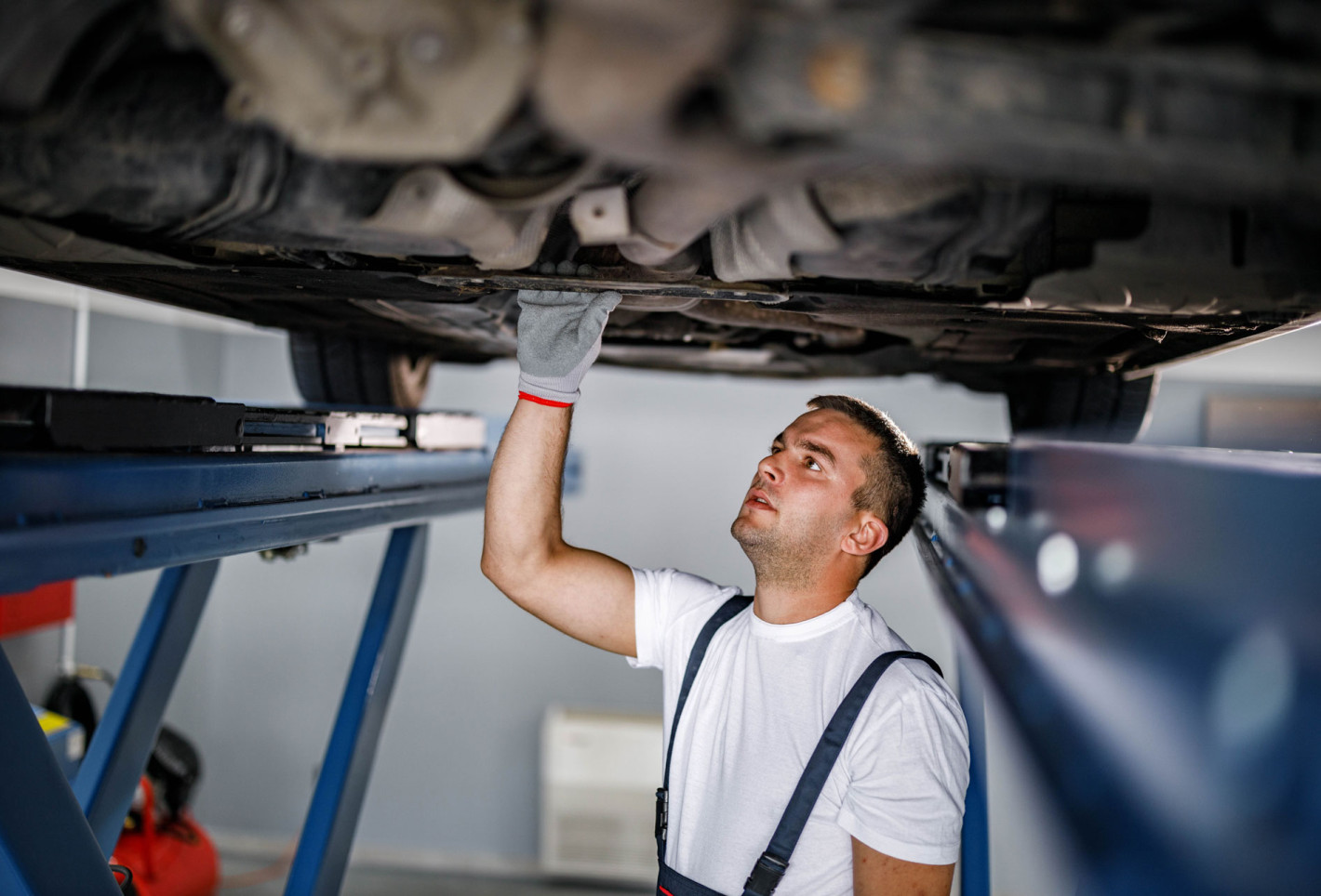 Mechaniker bei der Arbeit in einer Autowerkstatt
