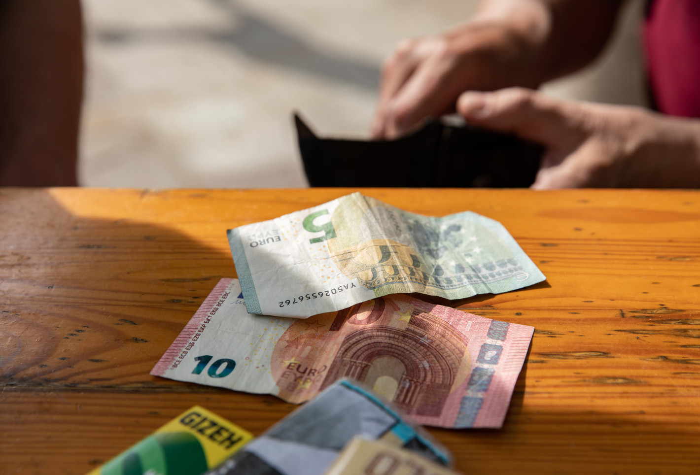 Person die mit Bargeld bezahlt