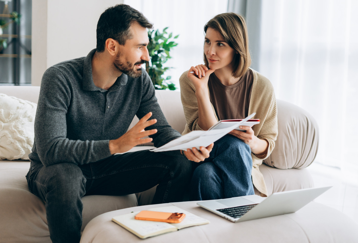 Paar im Gespräch vor dem Laptop