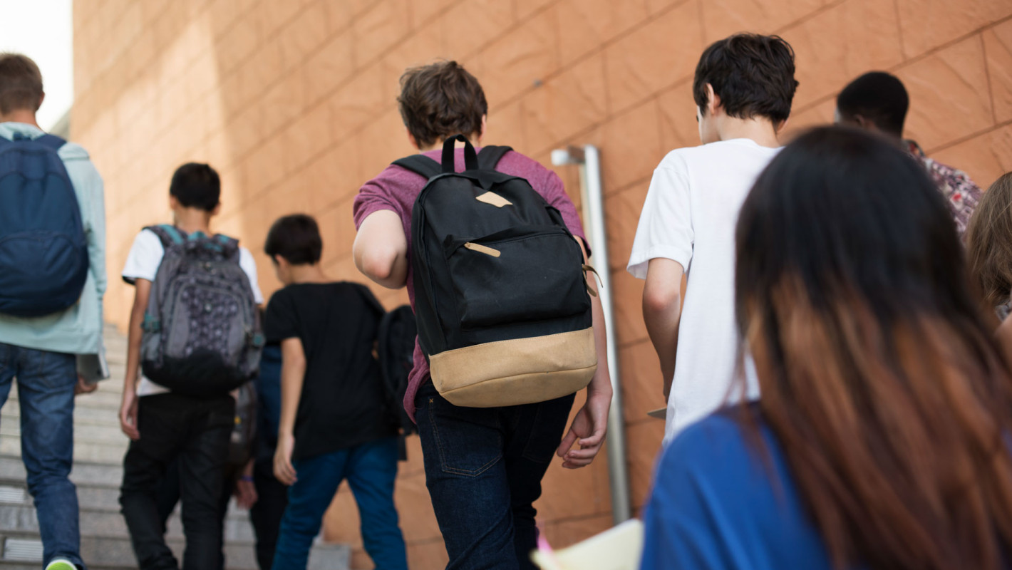 Gruppe von Schülern die zur Schule laufen