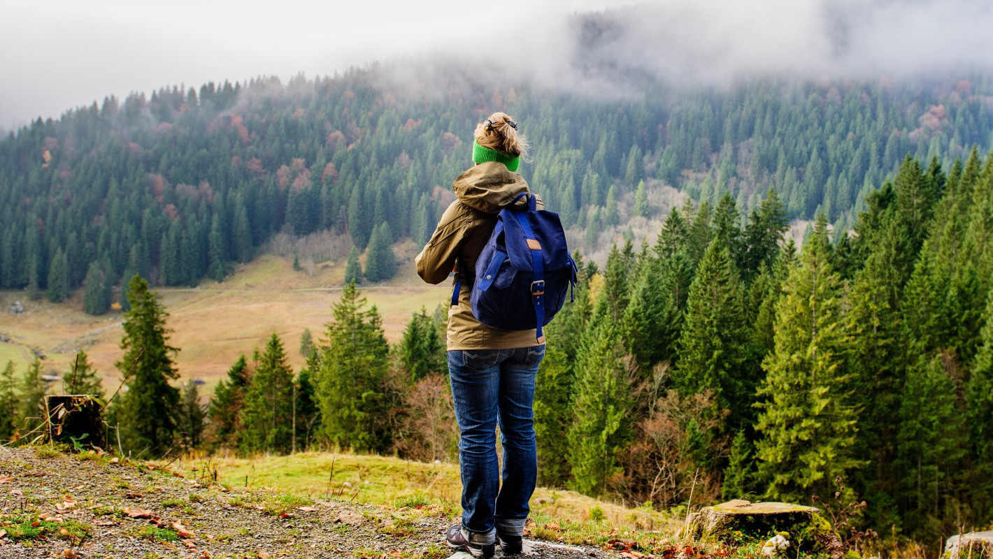 Junge Frau beim Wandern
